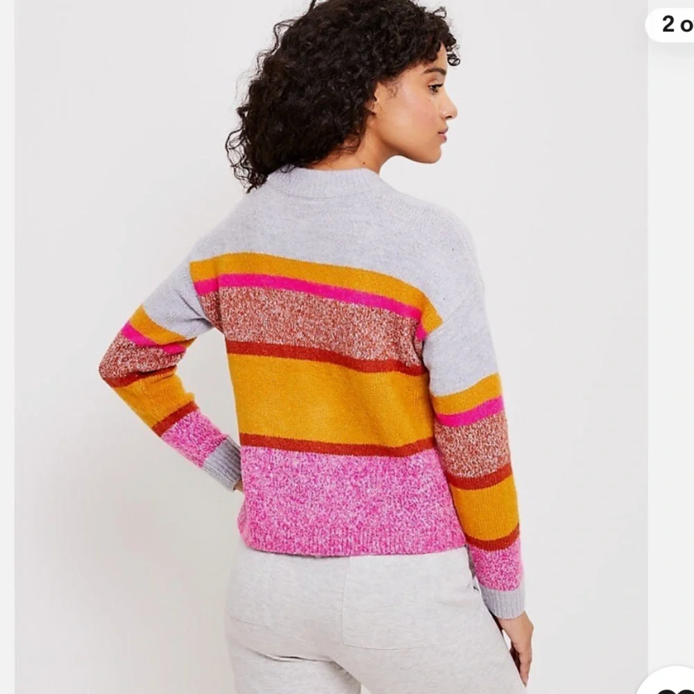 Lou & Grey Gray and Pink Crew Neck Colorblock Sweater